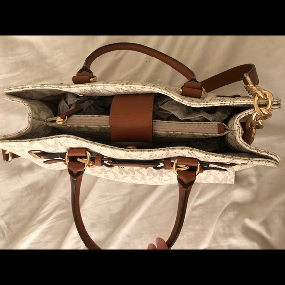 MICHAEL KORS PURSE! - Picture 5 of 8